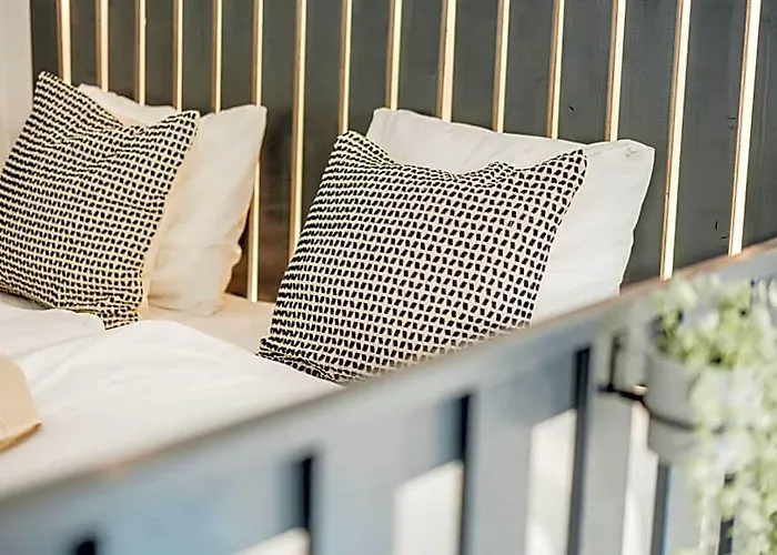 Chic By Home2 Hostal